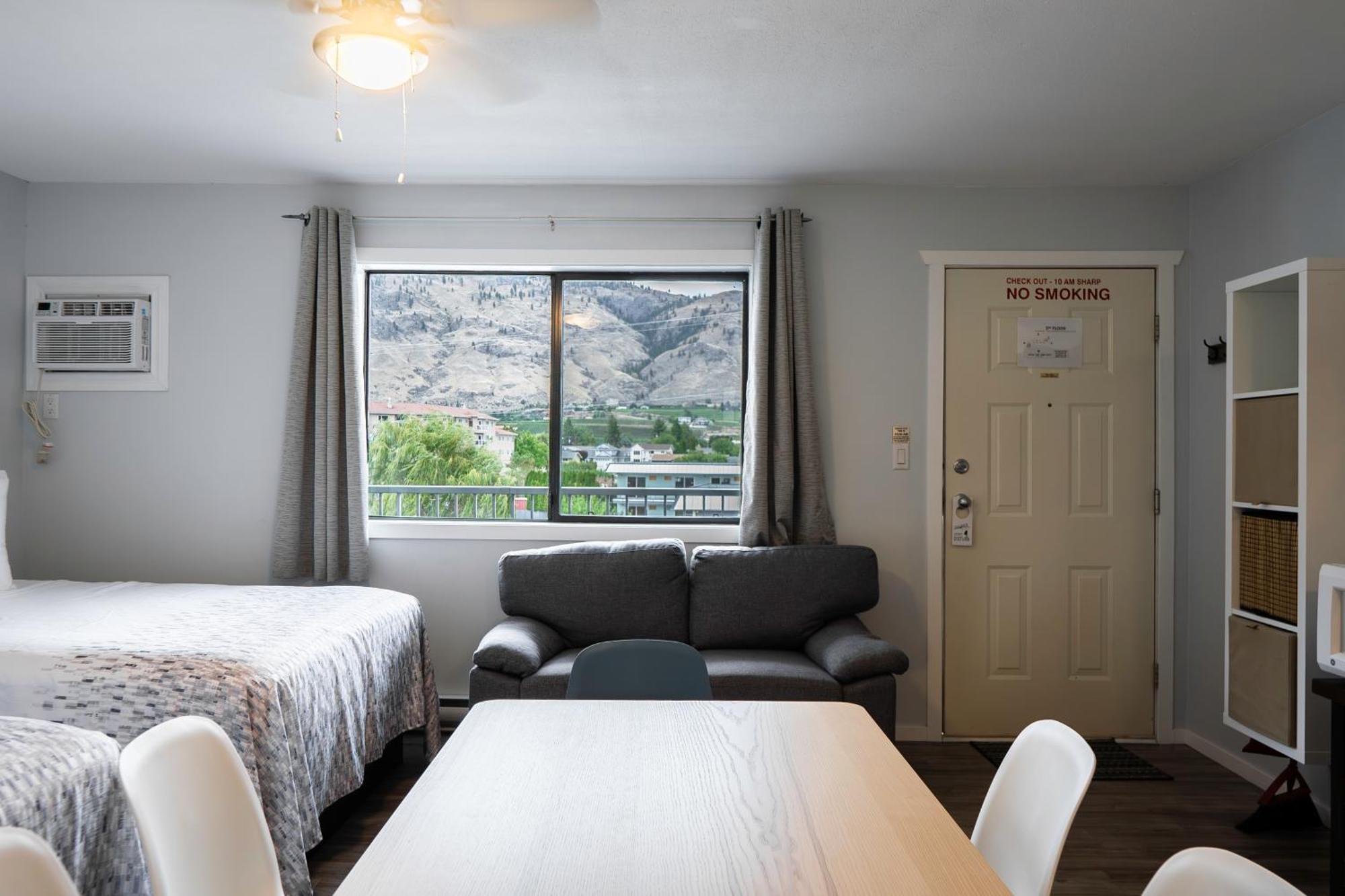 Poplars Motel On The Lake Osoyoos Exterior photo